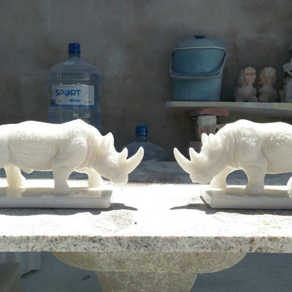 Tượng con tê giác bằng đá tự nhiên