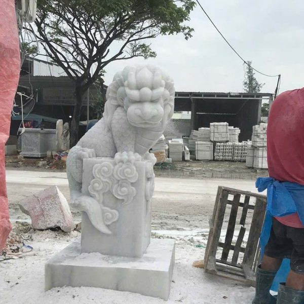 Mẫu kỳ lân đứng trên đầu trụ đá tự nhiên cao 1,2 mét (KL61)