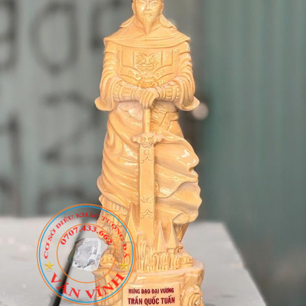 Tượng Trần Quốc Tuấn bằng đá vàng cà rốt cao 40 cm (TQT01)