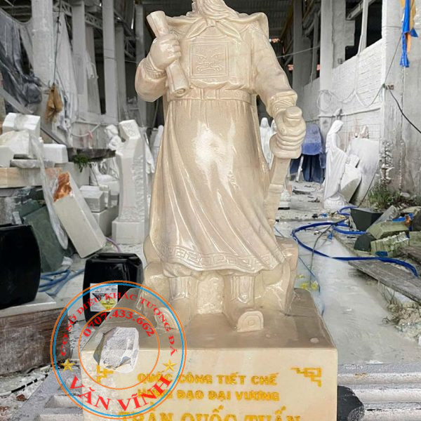 Tượng Trần Hưng Đạo bằng đá vàng cà rốt tự nhiên cao 60 cm (TQT03)