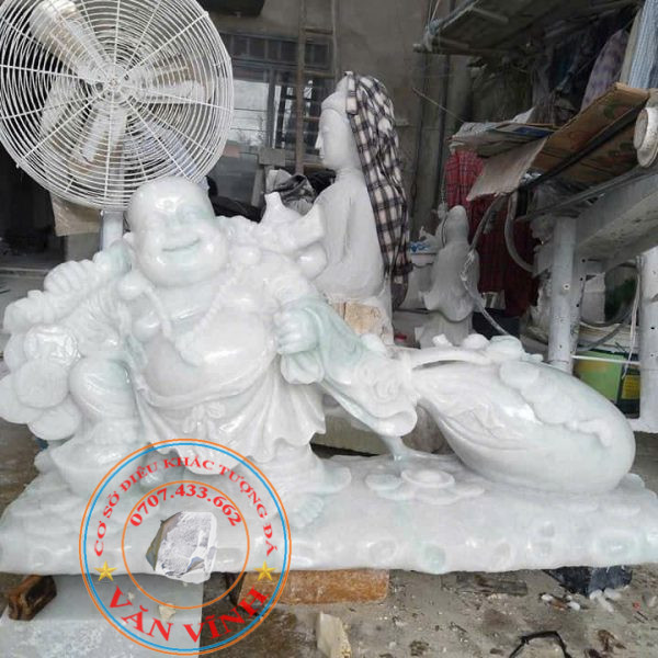 Tượng Phật Di Lặc Kéo Bao Tiền đá cẩm thạch trắng xanh nguyên khối dài 1 mét (DL15)